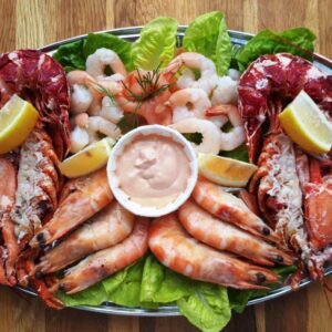 Plat cimwch lleol, corgimychiaid a pysgod mwg