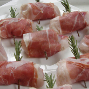 Maelgi wedi ei lapio mewn ham Serrano  - Digon i ddau